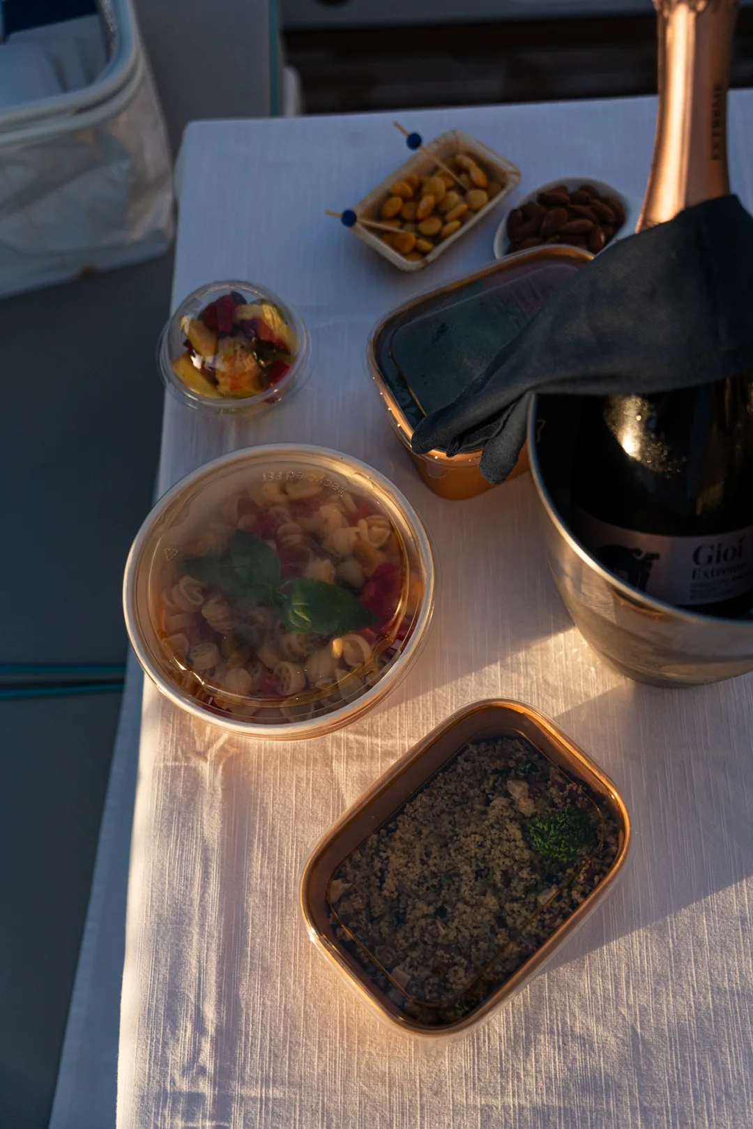 Tavola gourmet vista dall'alto per un catering in barca