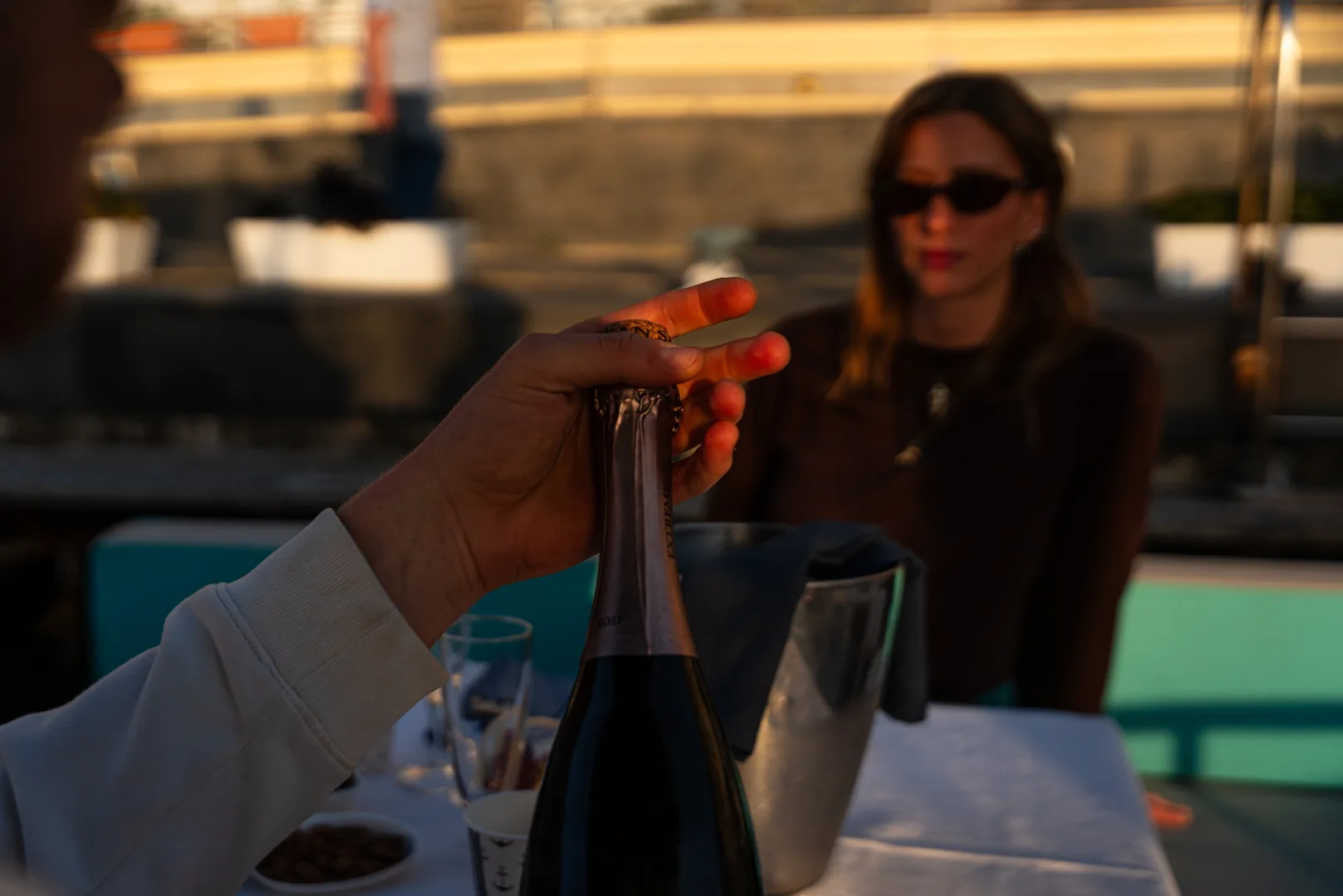 Si stappa una bottiglia per un brindisi in terrazza
