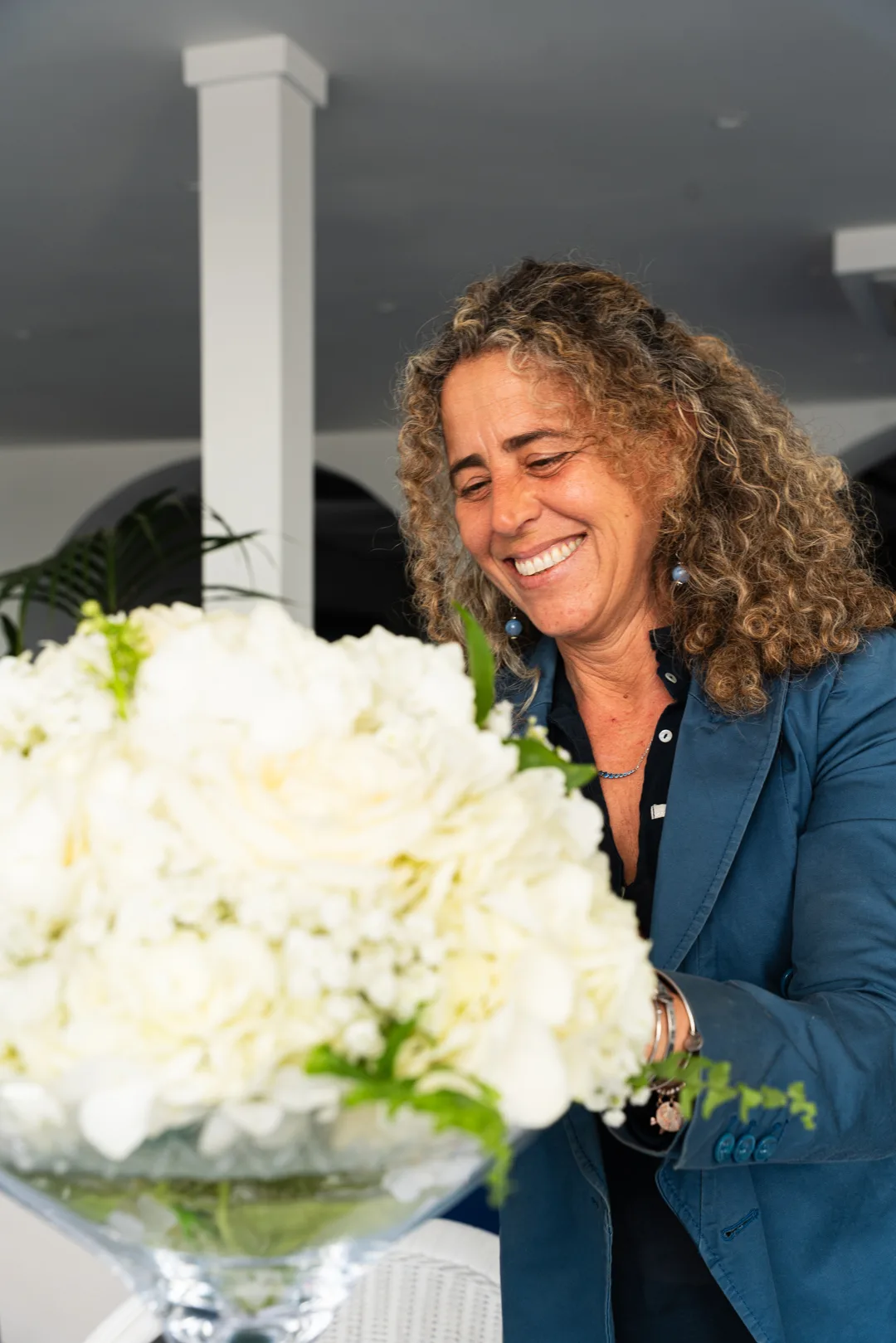 Marianna prepara un bouquet di fiori bianchi per un evento Marea