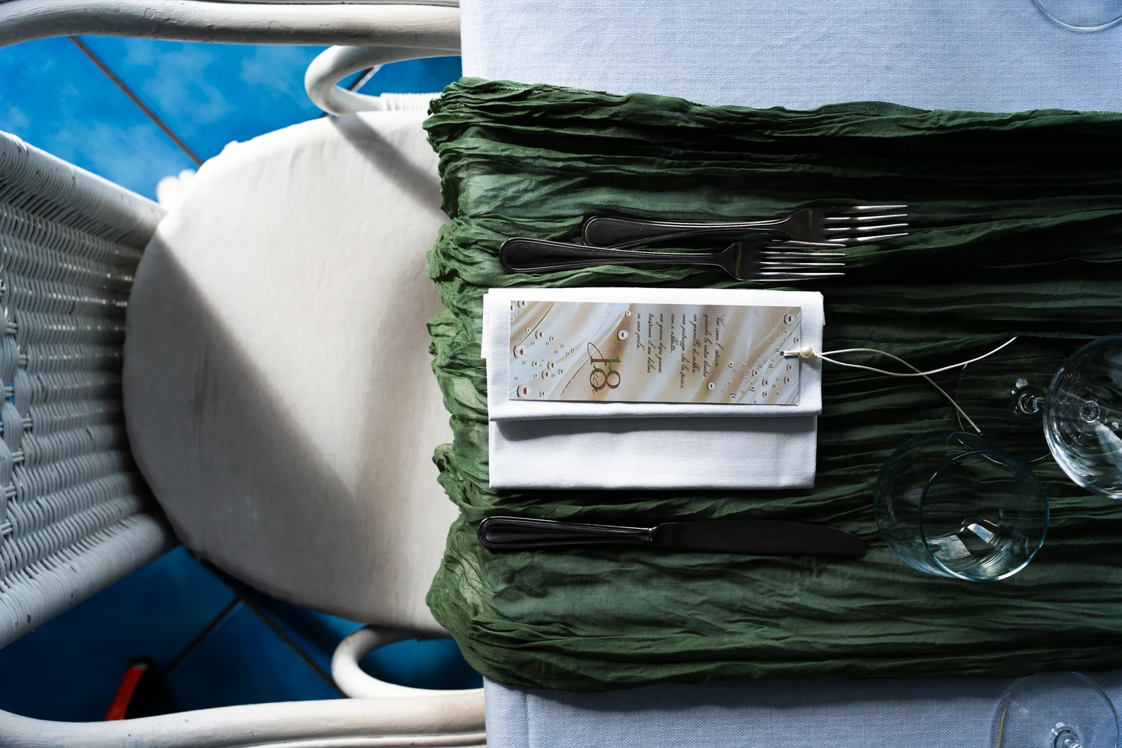 Mise en place per un diciottesimo compleanno con runner verde