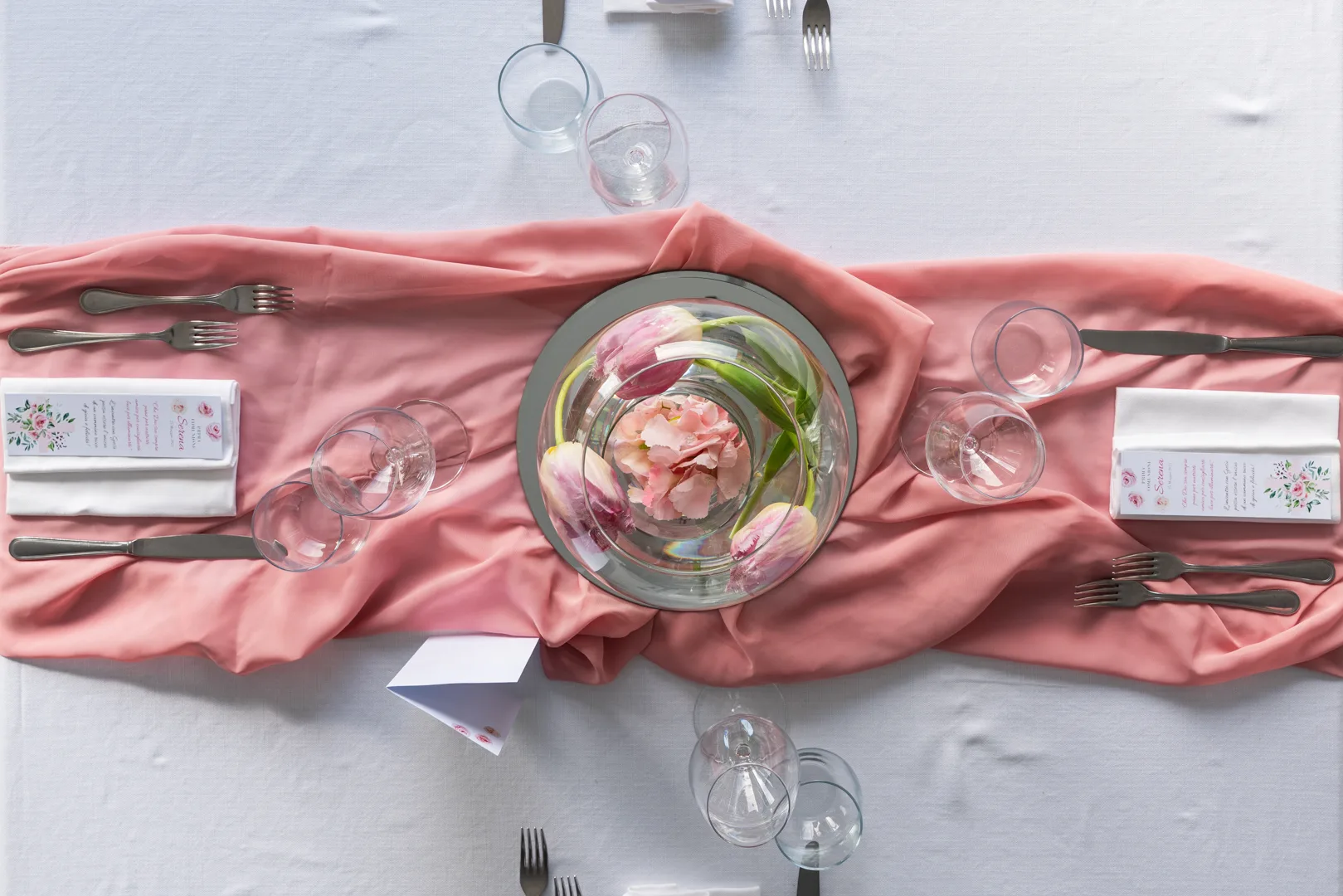 Tablescape rosa con tulipani per un compleanno