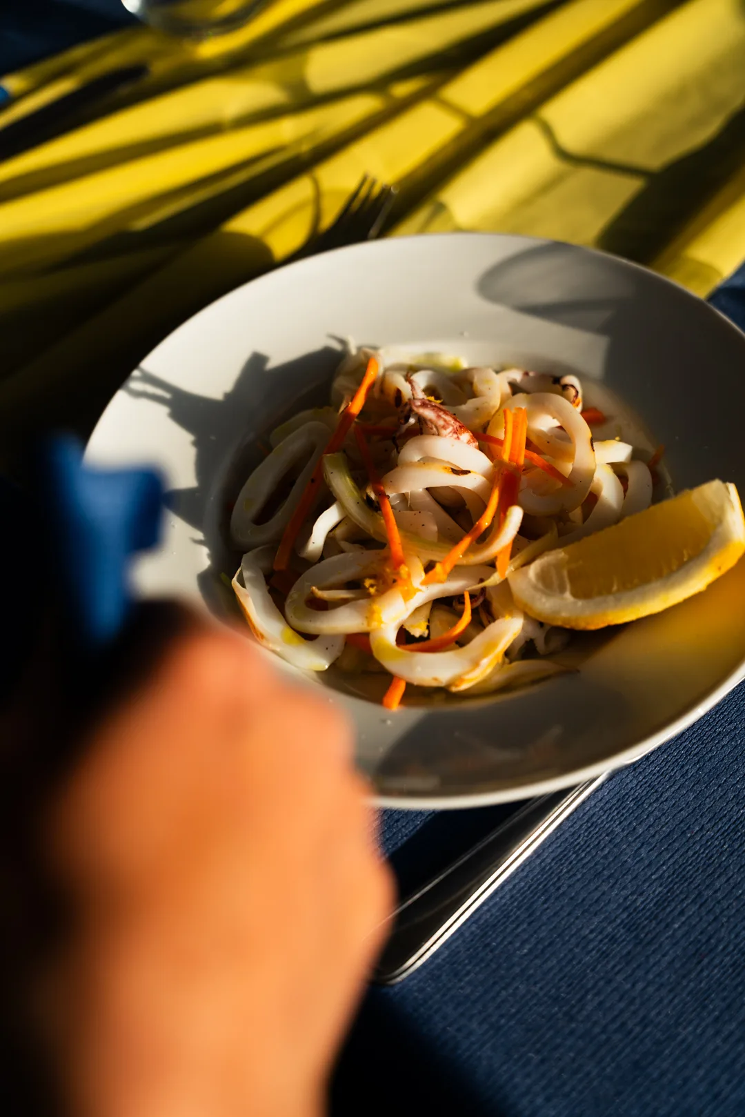 Insalata di calamari grigliati servita con limone