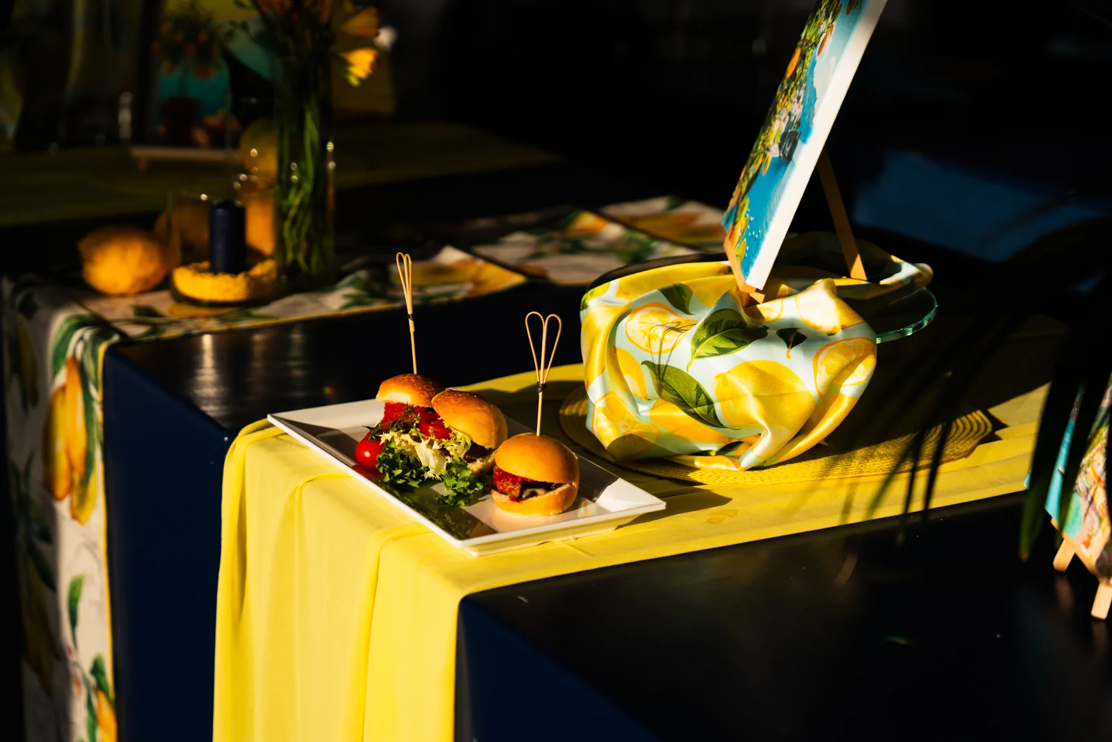 Mini burger serviti su buffet a tema limoni della costiera
