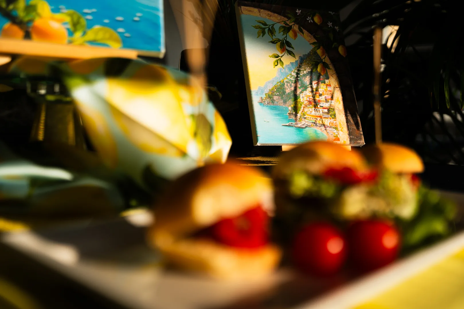 Buffet a tema costiera amalfitana con opere dipinte