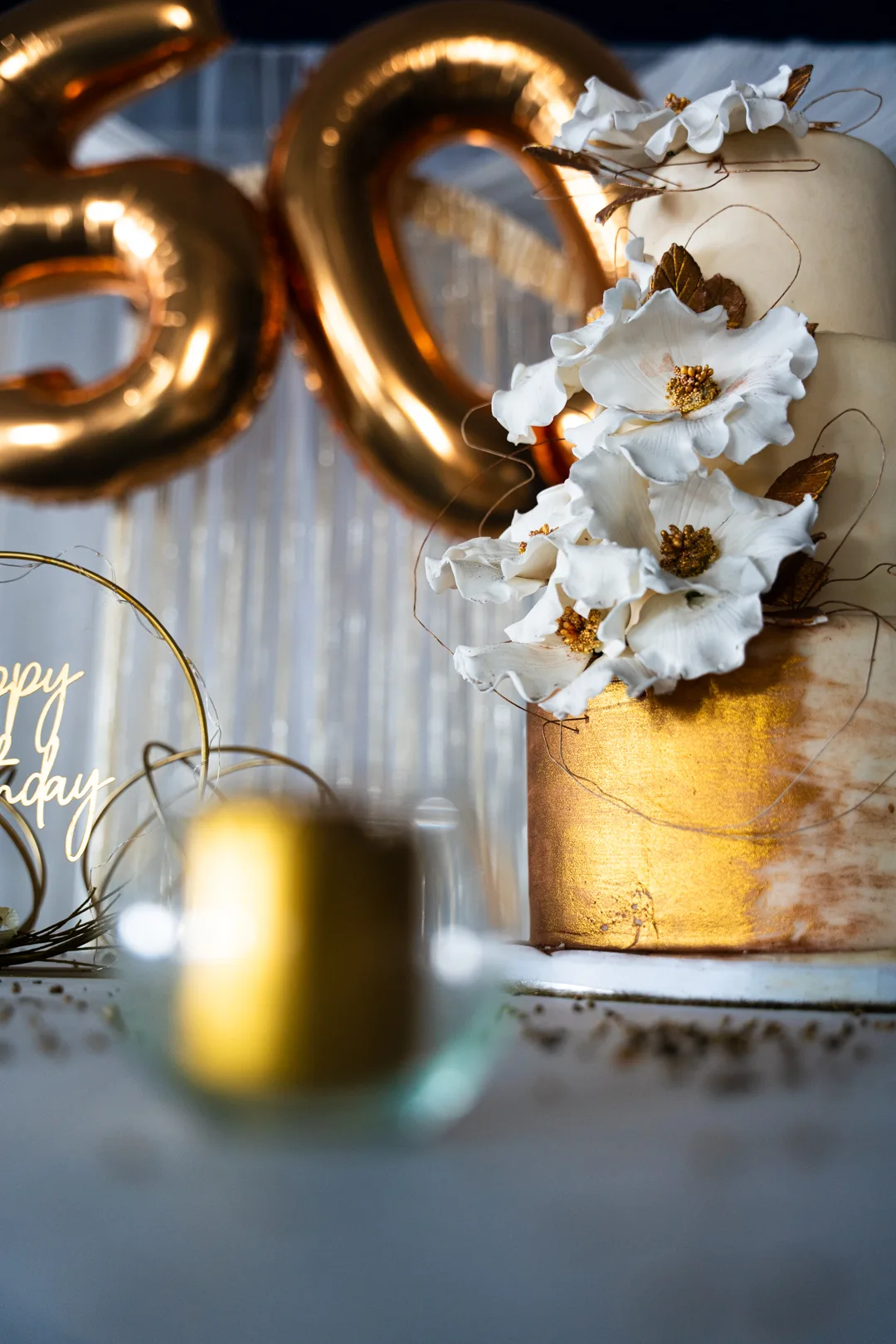 Torta dorata con palloncini per un cinquantesimo compleanno