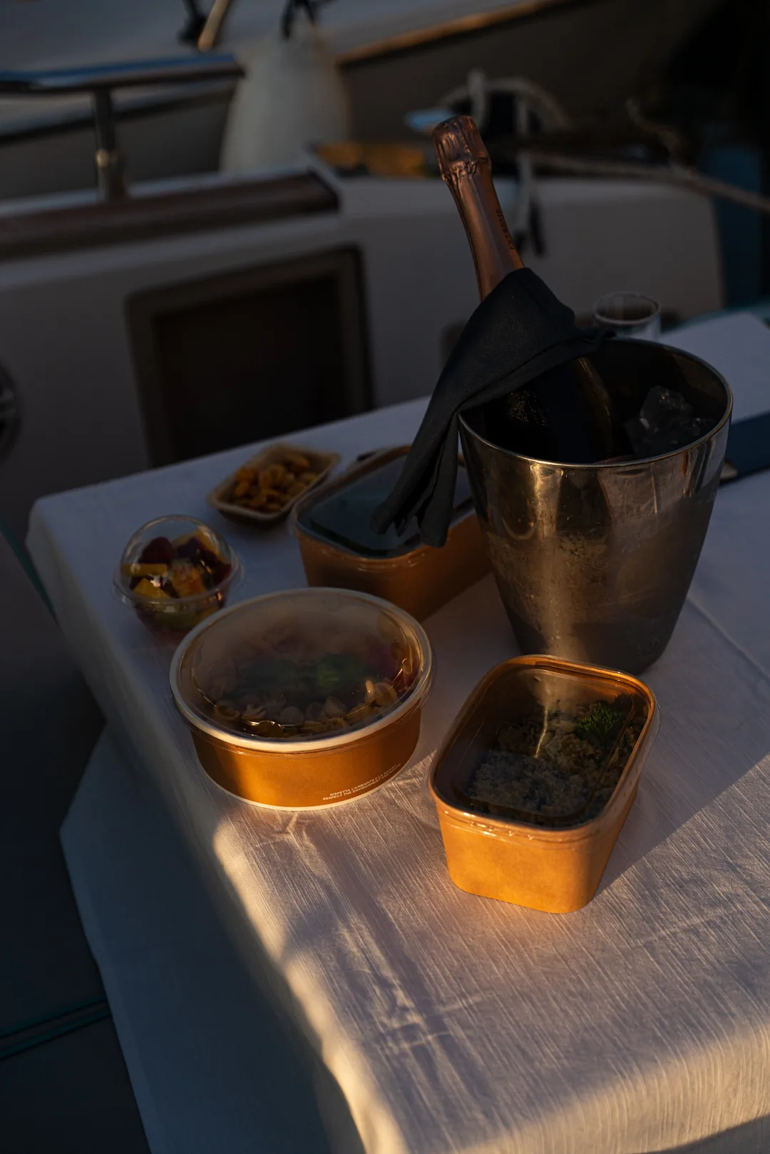 Picnic gourmet takeaway servito in barca al tramonto