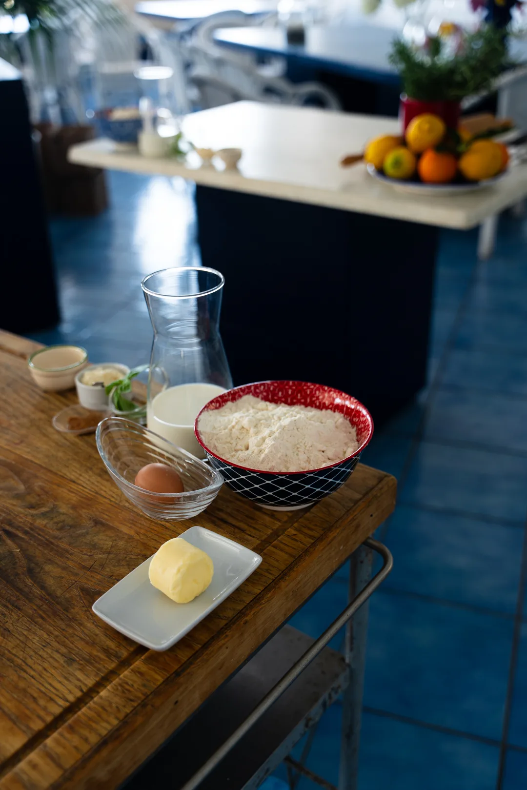 Ingredienti pronti per la cooking class con vista sul porto