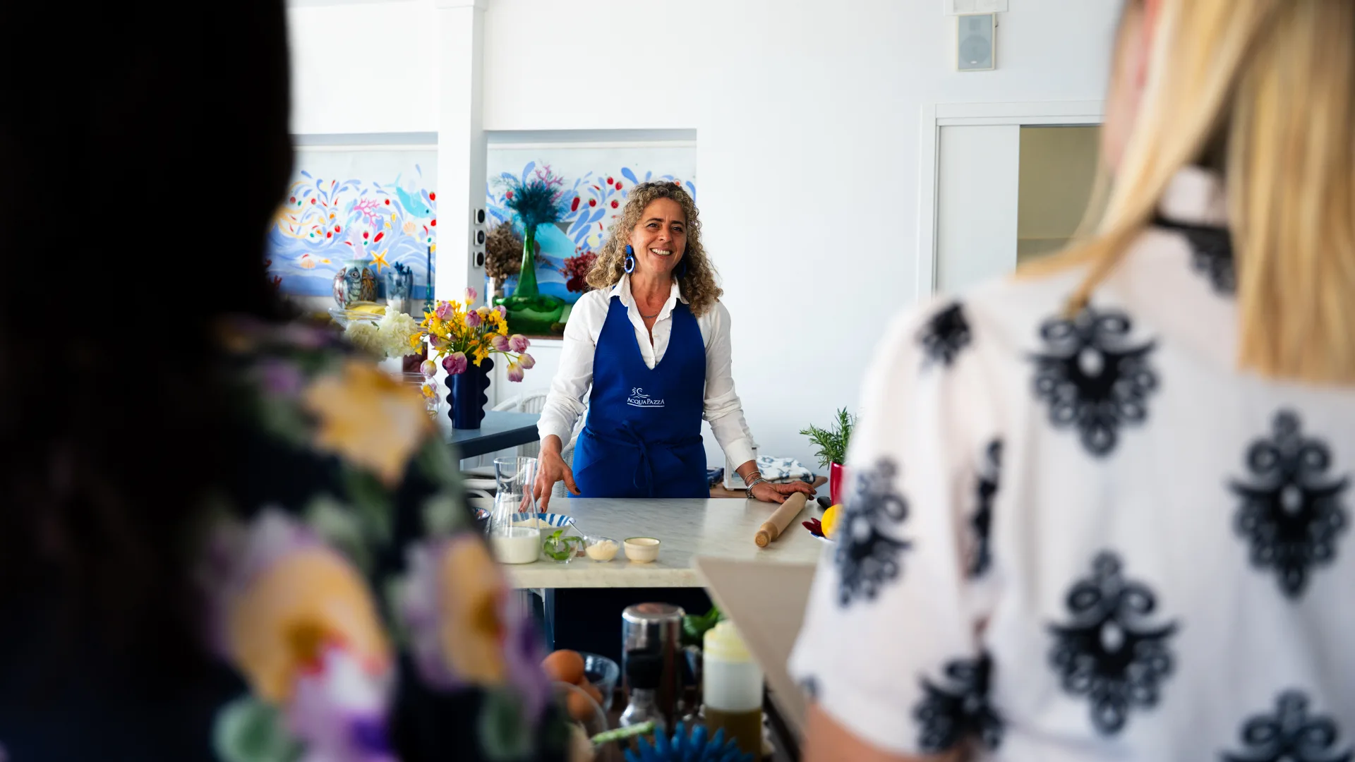 Marianna guida una cooking class ad Acquapazza