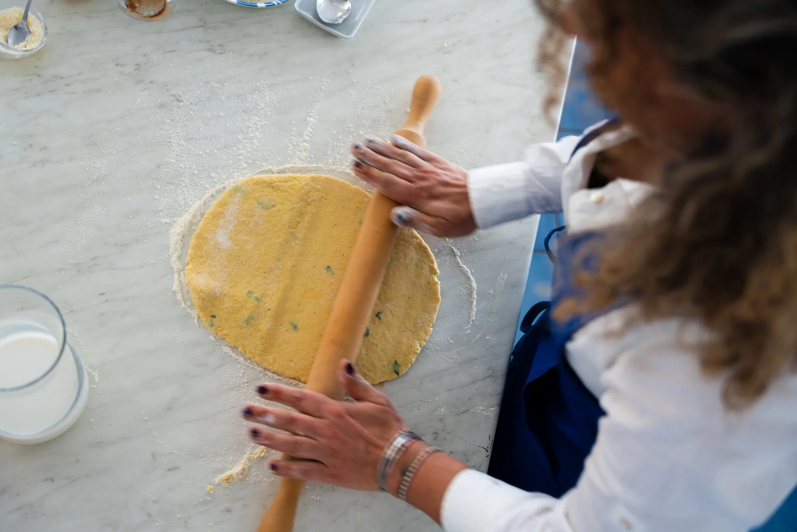 La sfoglia stesa con il mattarello durante la cooking class