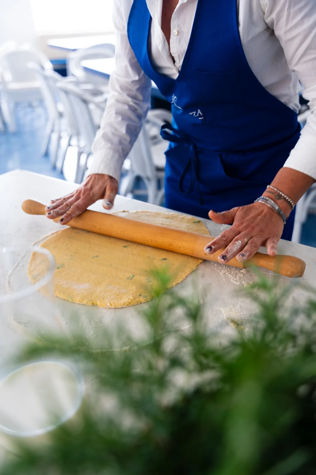Mattarello e sfoglia di pasta fresca fatta in casa