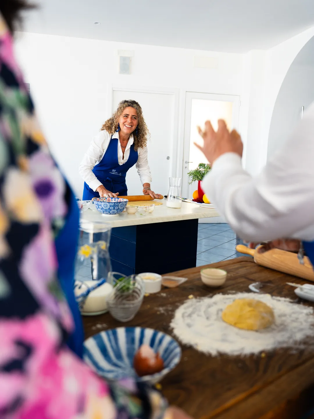 Marianna sorride mentre stende la sfoglia durante la cooking class