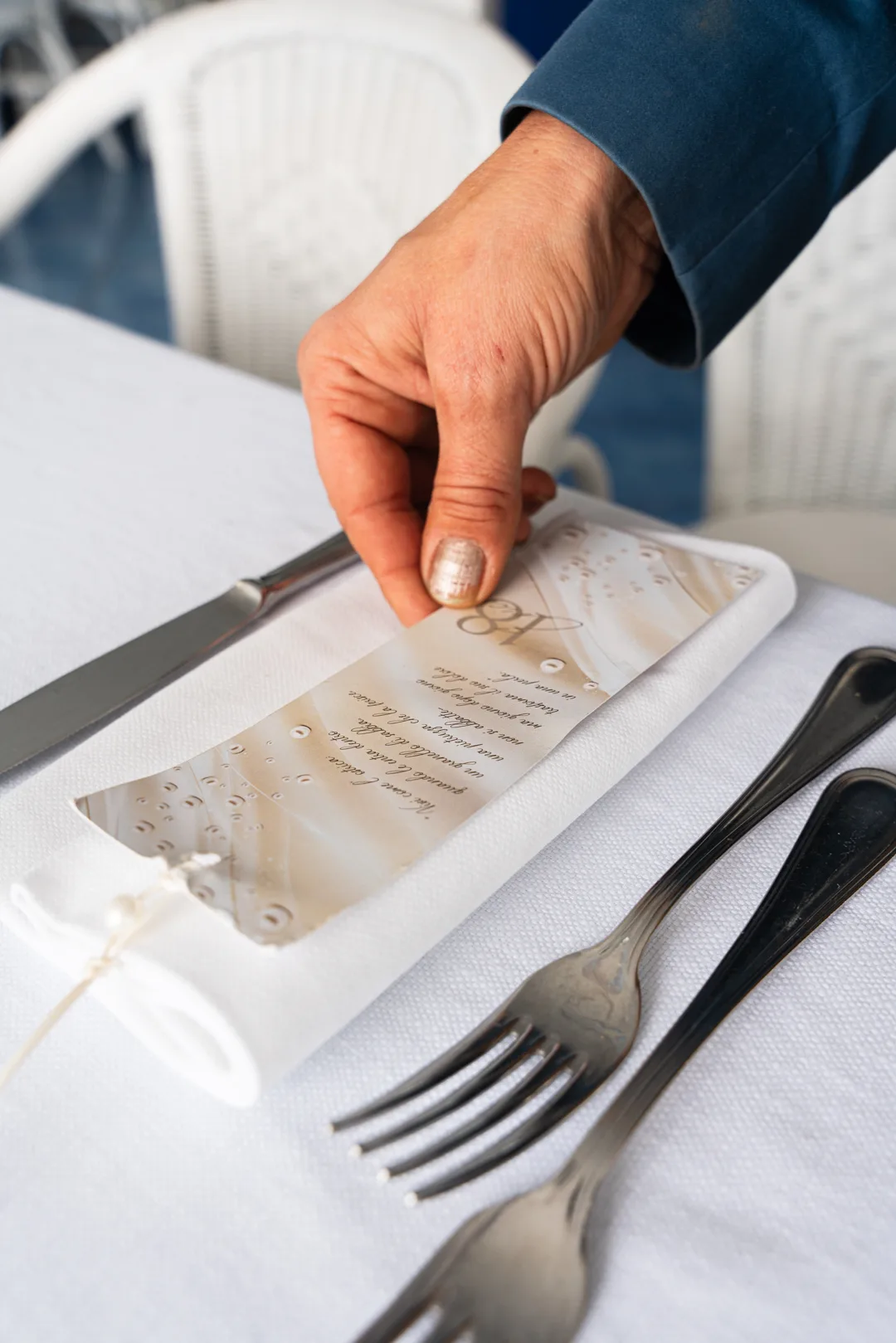 Mise en place e placecard personalizzata per un matrimonio
