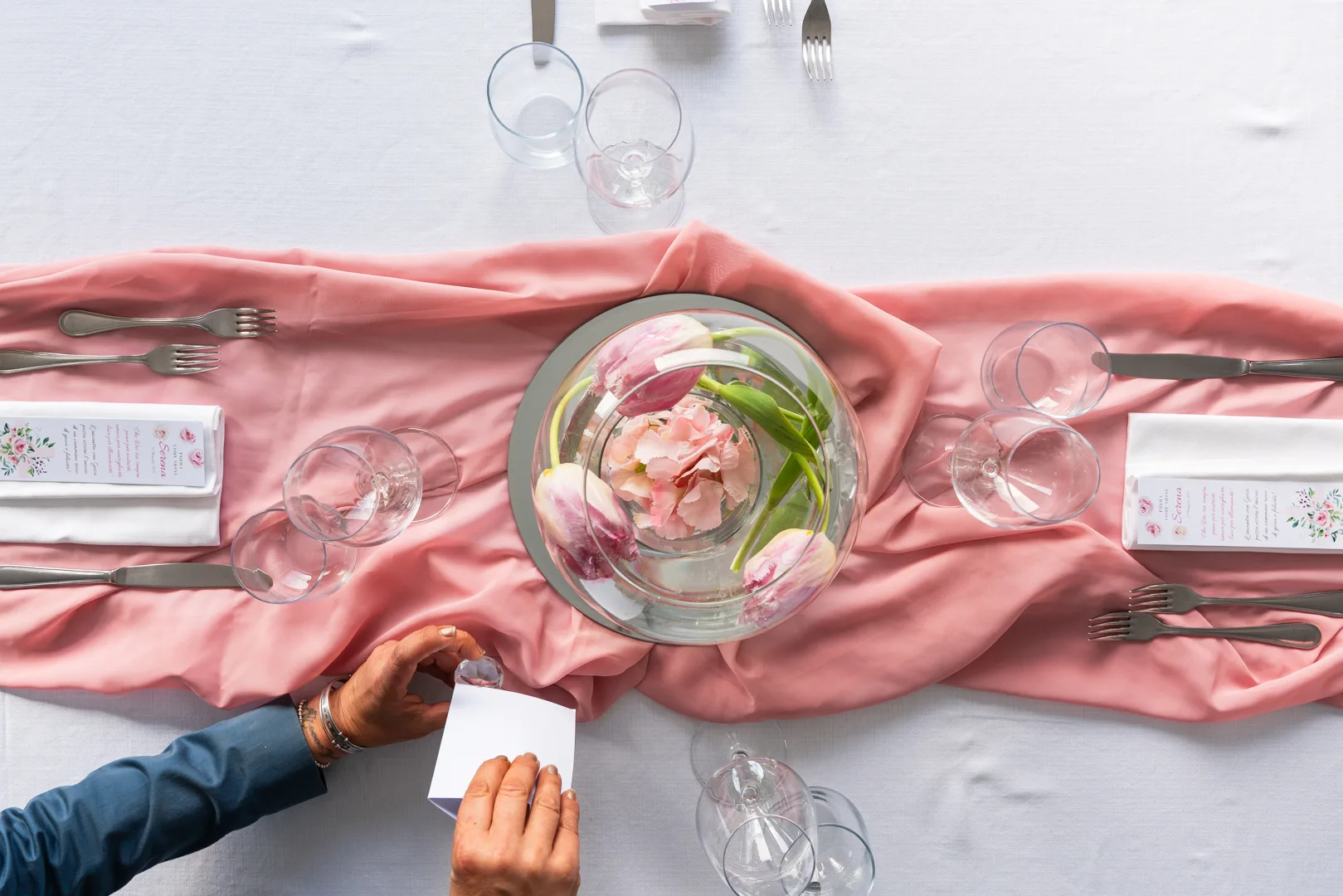 Tablescape con tulipani e placecard per un evento privato